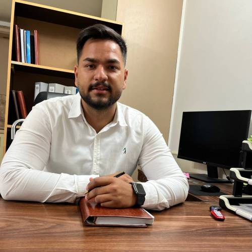 آقای سعید صانعی مدیر اجرایی مرغداری